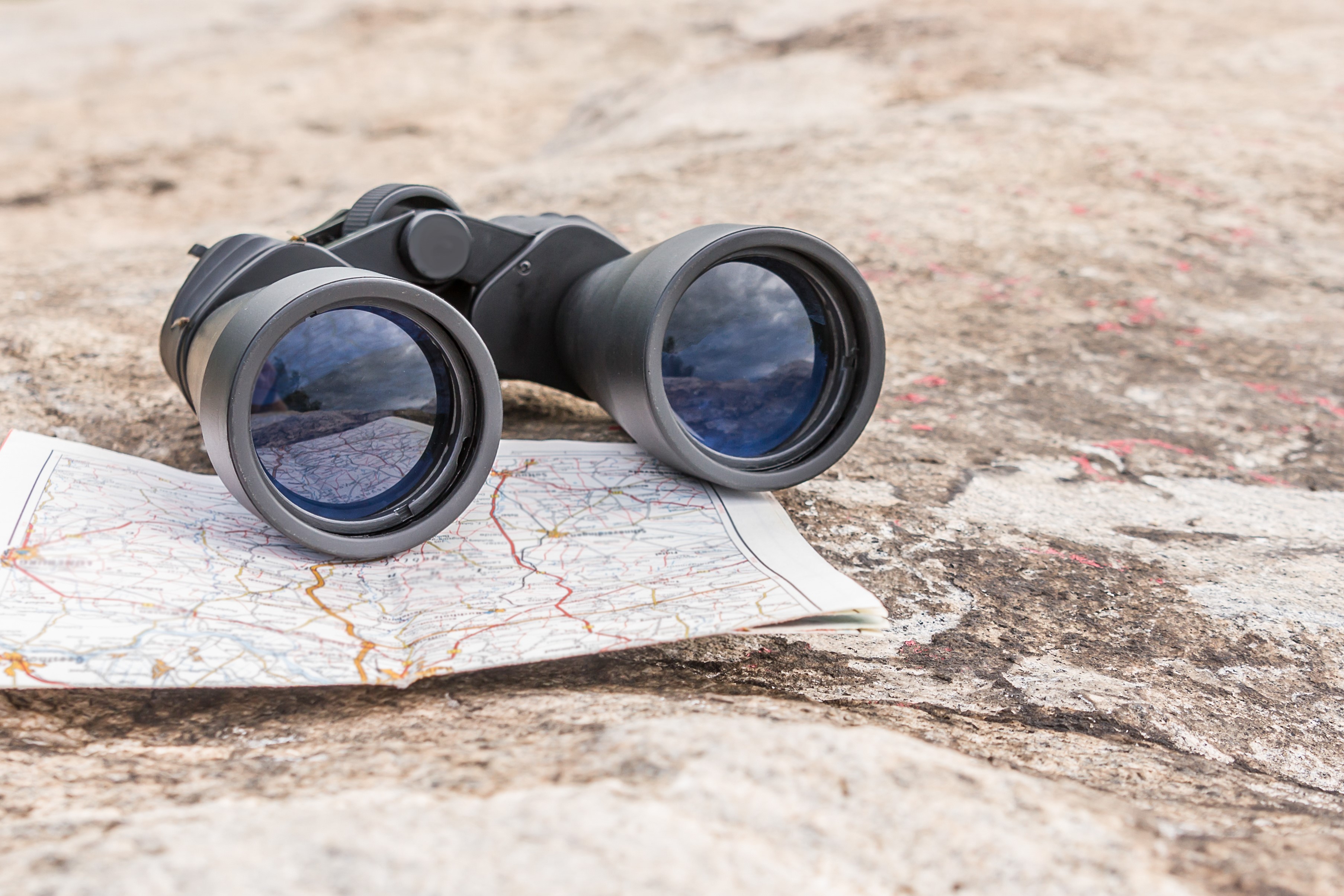 insight - binoculars - AdobeStock_228295718